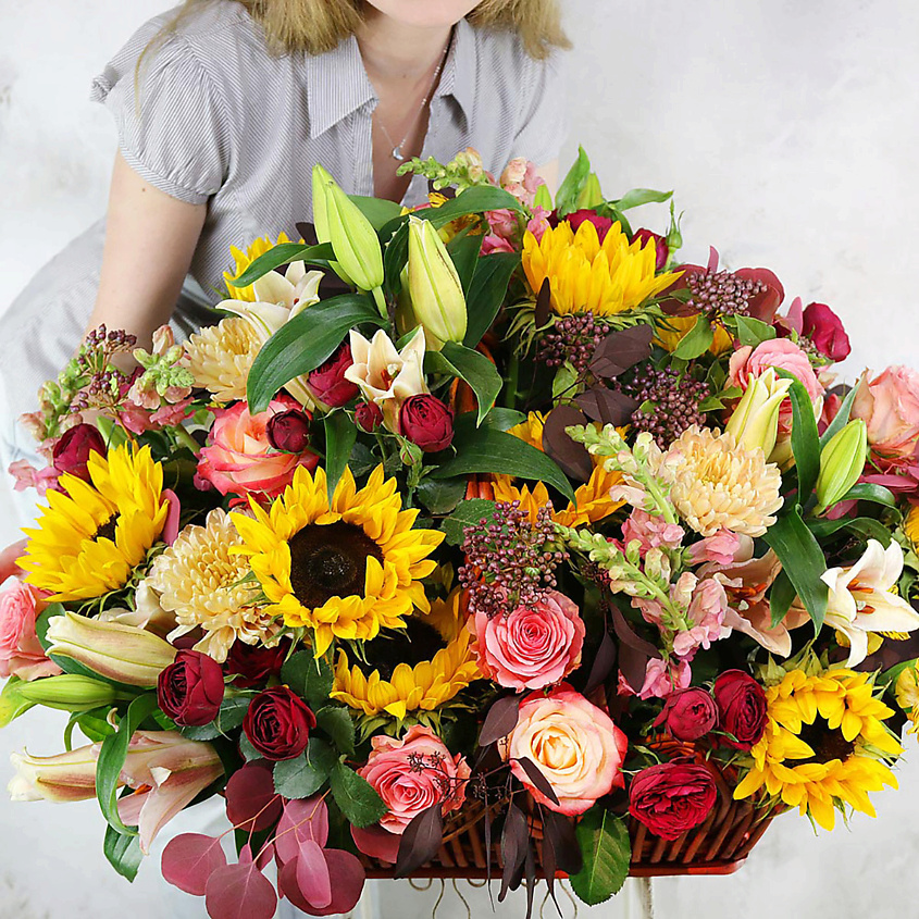 Изображение товара Композитный букет из подсолнухов, роз и лилий в корзине - свежие цветы для подарка