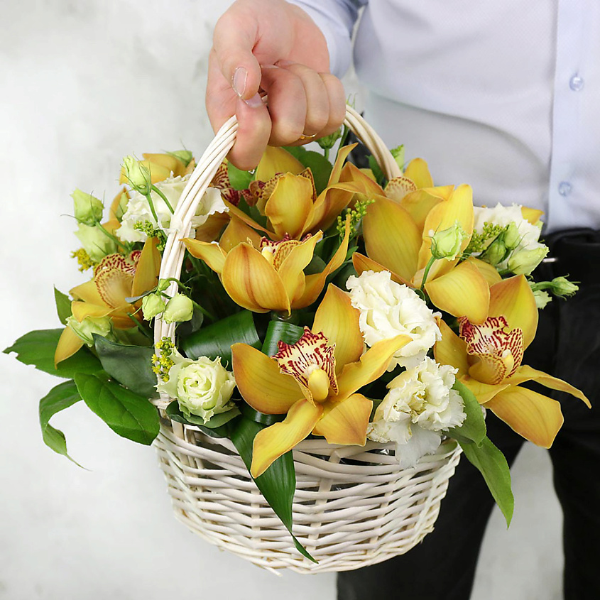 Изображение товара БУКЕТ МАРКЕТ ДАРИТЕ С УДОВОЛЬСТВИЕМ - Орхидеи и лизиантусы в корзине