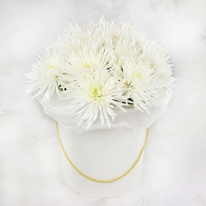 Изображение товара Композиция из белых хризантем в шляпной коробке - свежий букет цветы для подарка