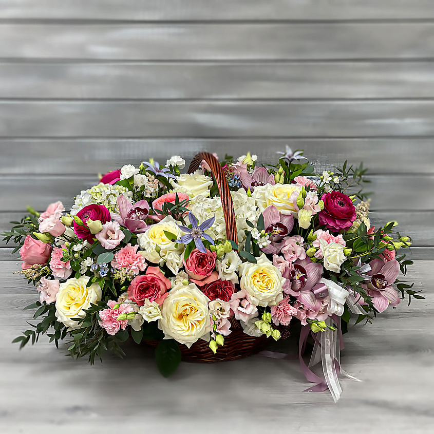 Изображение товара Композиция в корзине из роз орхидей и лизиантусов 1 шт