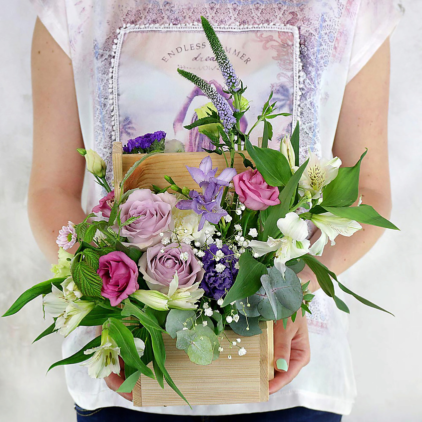 Изображение товара БУКЕТ МАРКЕТ ДАРИТЕ С УДОВОЛЬСТВИЕМ Композиция из лизиантусов, альстромерий в ящике, 1 шт.