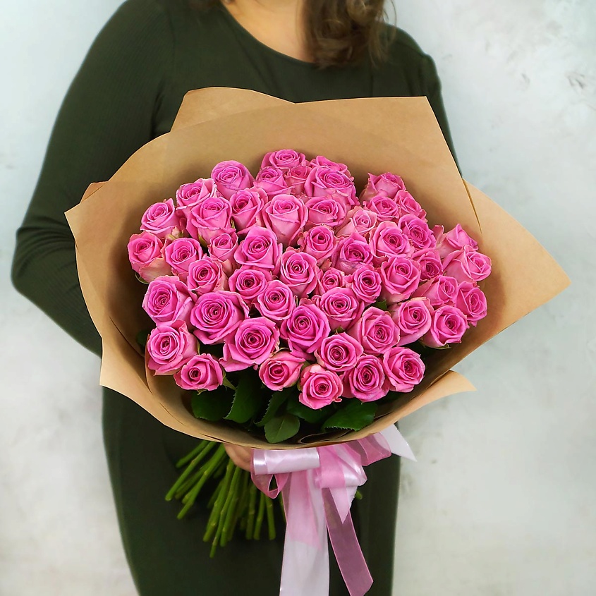 Изображение товара Букет из 51 розовой розы 60 см в крафте от Букет Маркет Россия