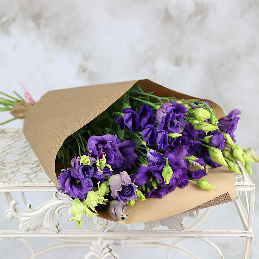 Изображение товара Букет из 15 фиолетовых лизиантусов в крафте с уходом