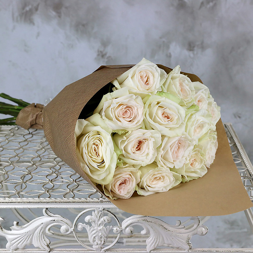 Изображение товара БУКЕТ МАРКЕТ ДАРИТЕ С УДОВОЛЬСТВИЕМ Букет из 15 бело-кремовых сортовых роз в крафте, 1 шт.
