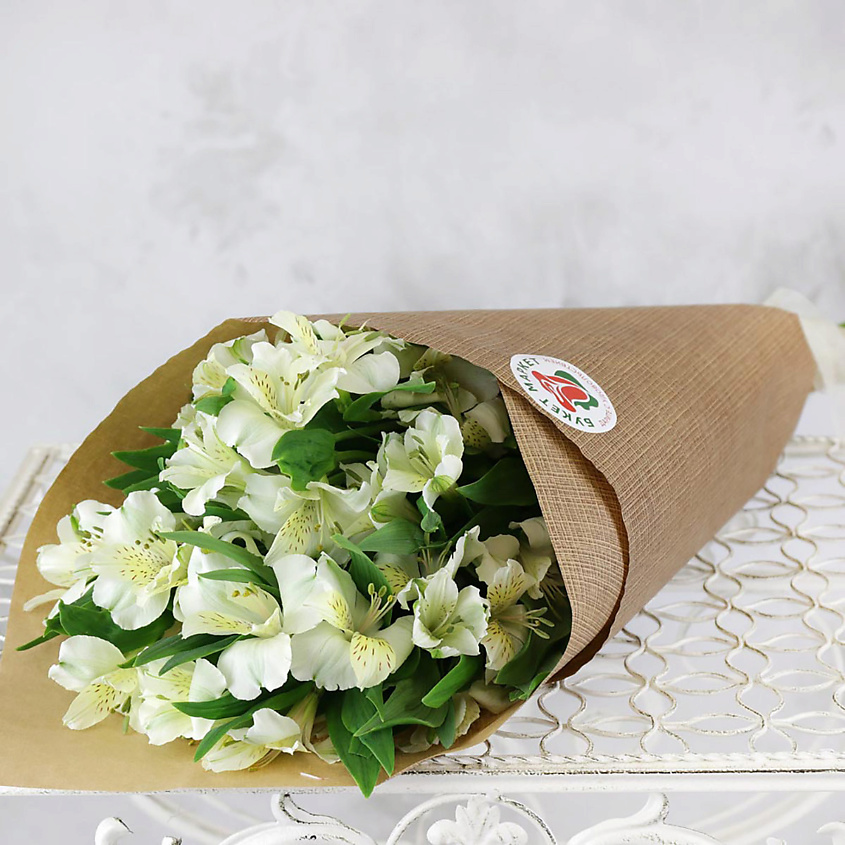 Изображение товара Букет из 7 белых альстромерий в крафте с уходом и подпиткой