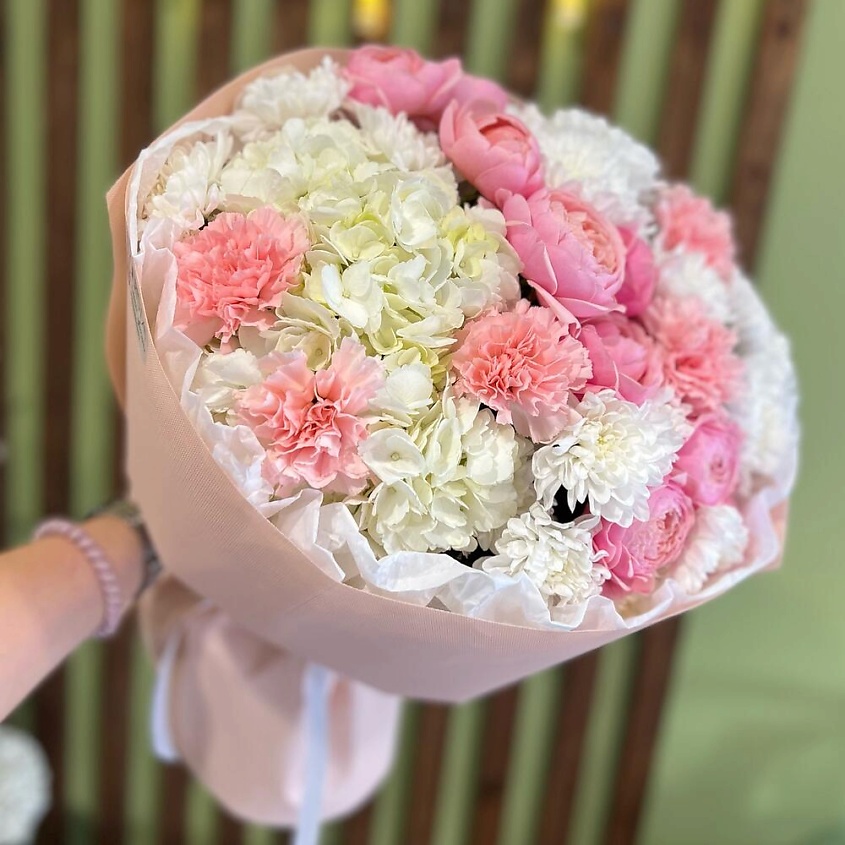 Изображение товара CHALET GREEN Букет из гортензии и кустовой розы, 1 шт.