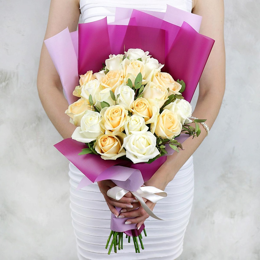 Изображение товара Букет из 21 светлых роз на 60 см с уходом для длительного хранения