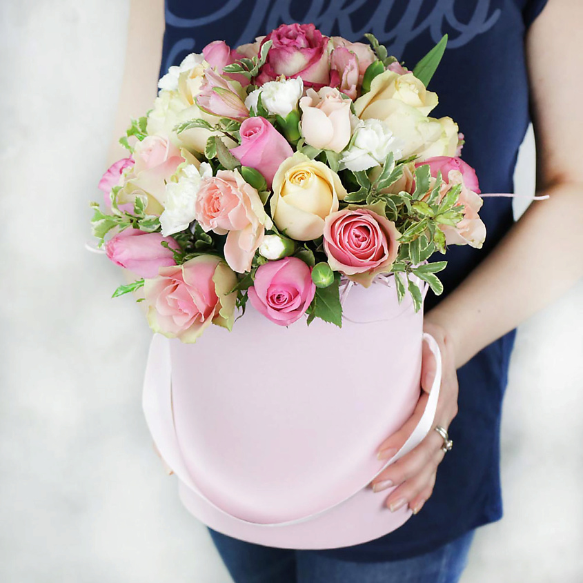 Изображение товара Букет Маркет Дарите с удовольствием - композиция из роз и гвоздик