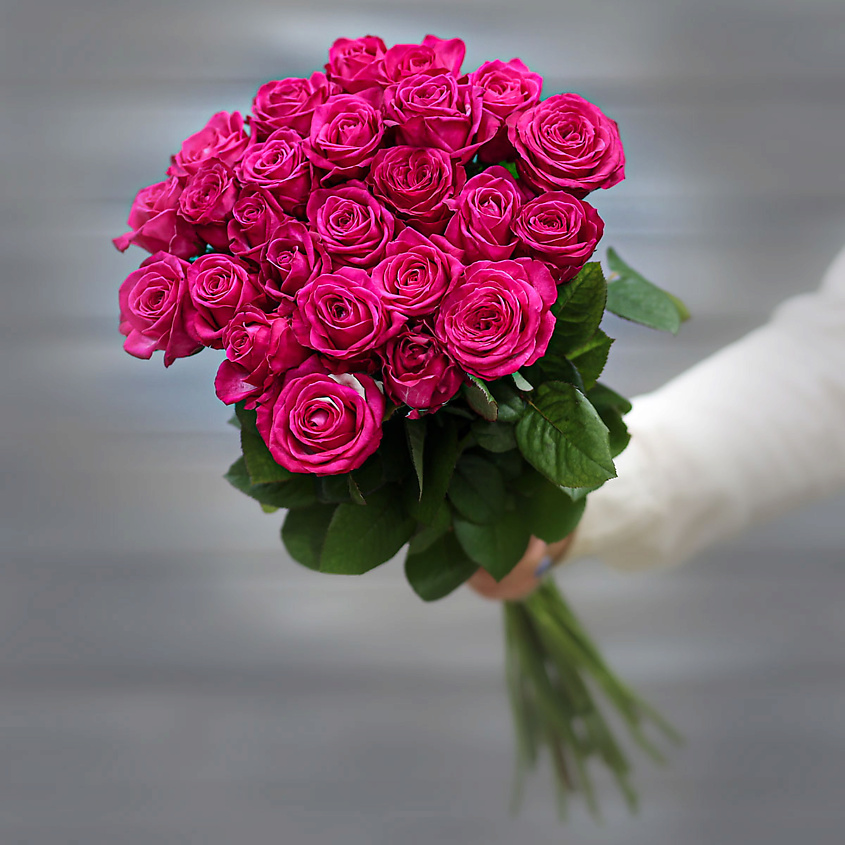 Изображение товара Букет из 25 малиновых живых роз 60 см