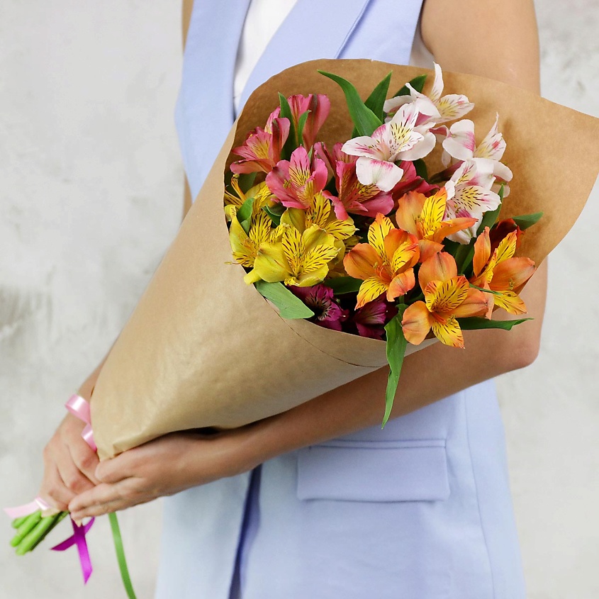 Изображение товара Букет из 5 альстромерий свежих цветов в яркой упаковке