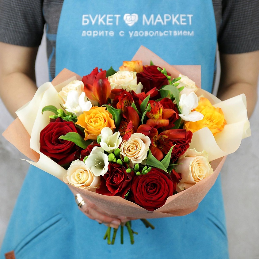 Изображение товара Букет из роз и фрезий в шляпной коробке