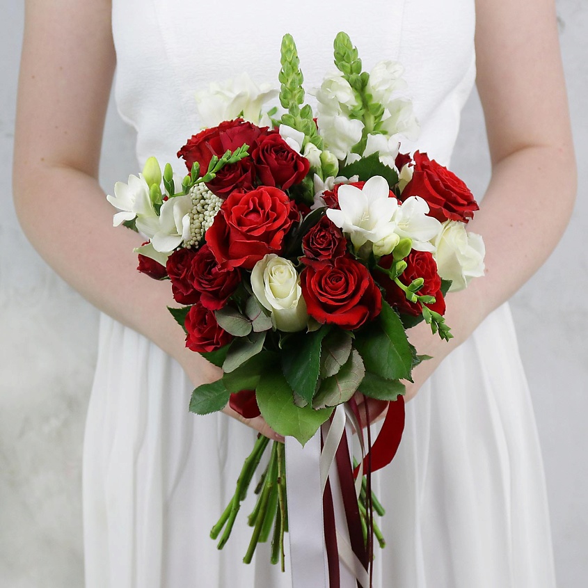 Изображение товара Букет невесты из роз, фрезий и леувенбека от Букет Маркет