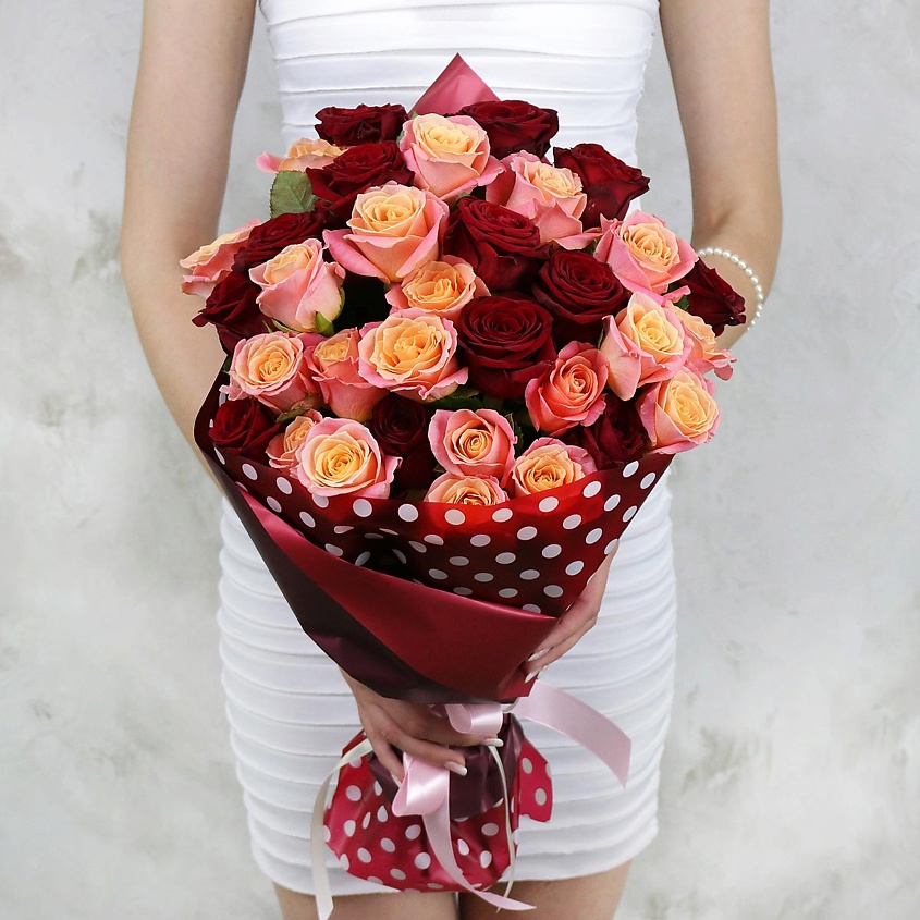 Изображение товара Букет из 31 красной и коралловой розы - свежесть на 2 недели