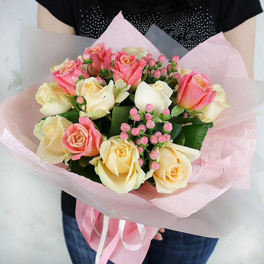 Изображение товара Профессиональный букет из кремовых и персиковых роз с гиперикумом в крафт-обертке