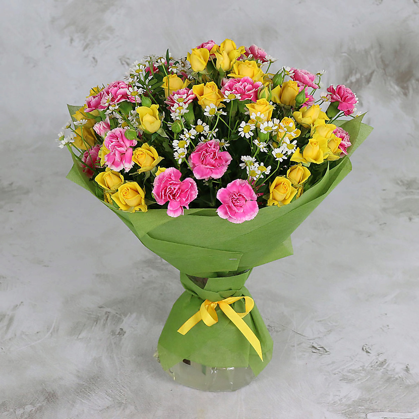 Изображение товара Букет из кустовой розы и гвоздики с ромашками в упаковке