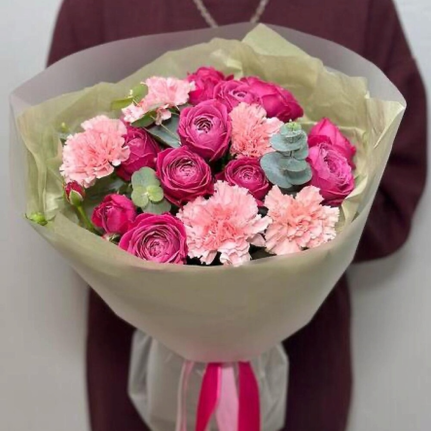 Изображение товара CHALET GREEN Букет с розовыми диантусами и пионовидными розами