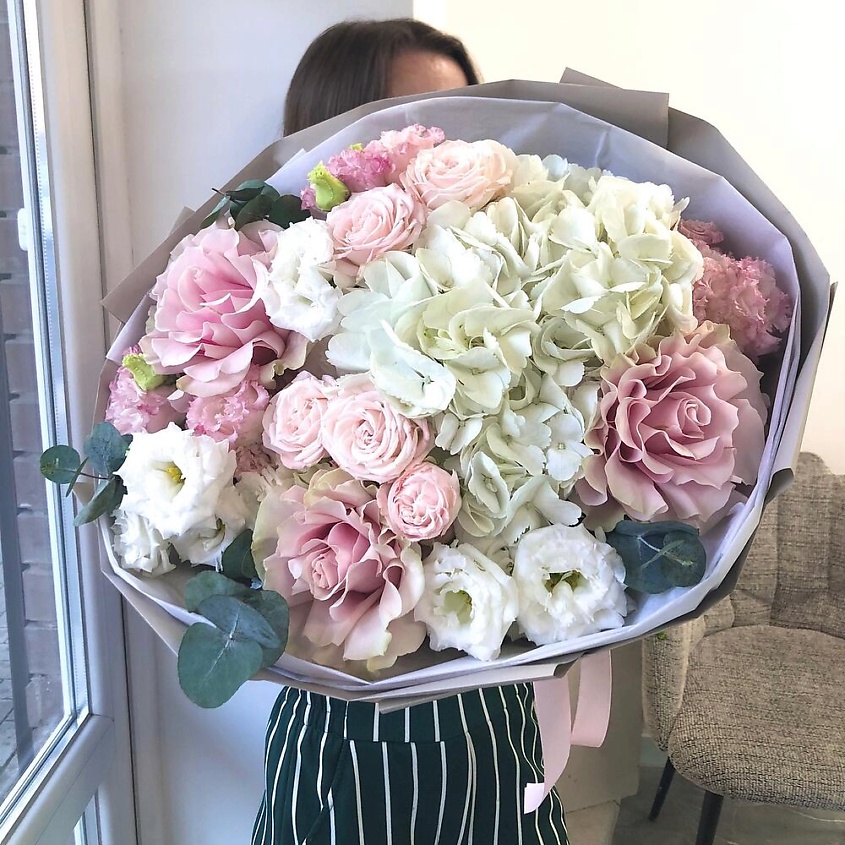 Изображение товара Авторский букет розовый из эустомы роз и гортензии от Chalet Green