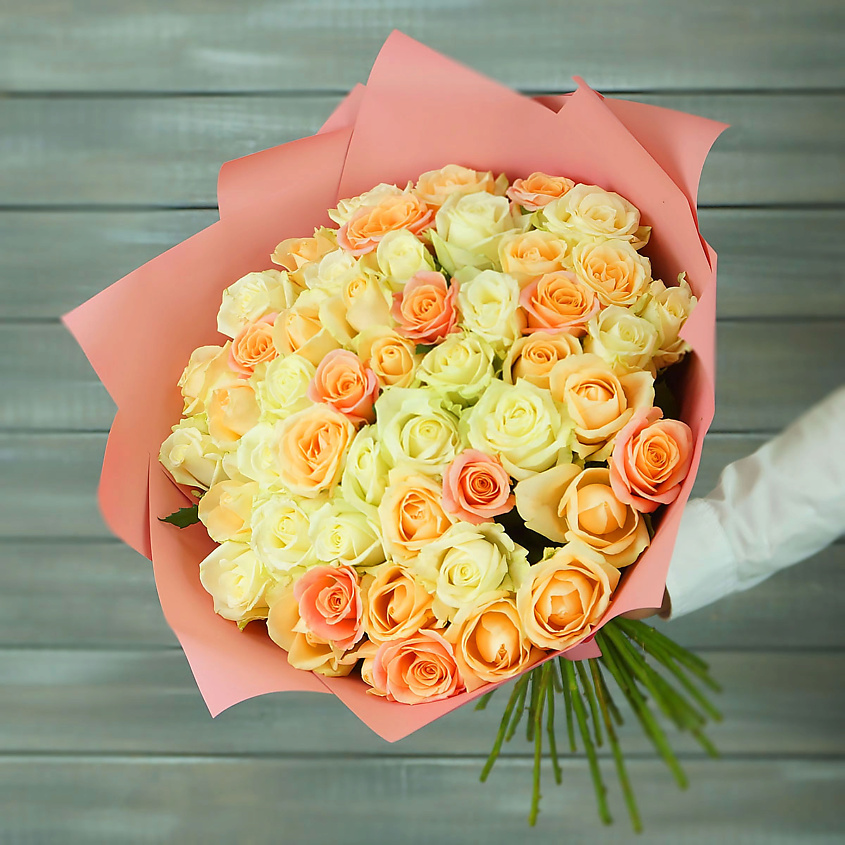 Изображение товара Букет из 51 живой розы высотой 60 см белой кремовой и коралловой от Букет Маркет