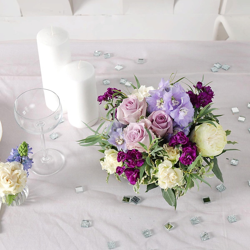 Изображение товара Композиция из роз, маттиолы, дельфиниума и гвоздик для подарка и украшения