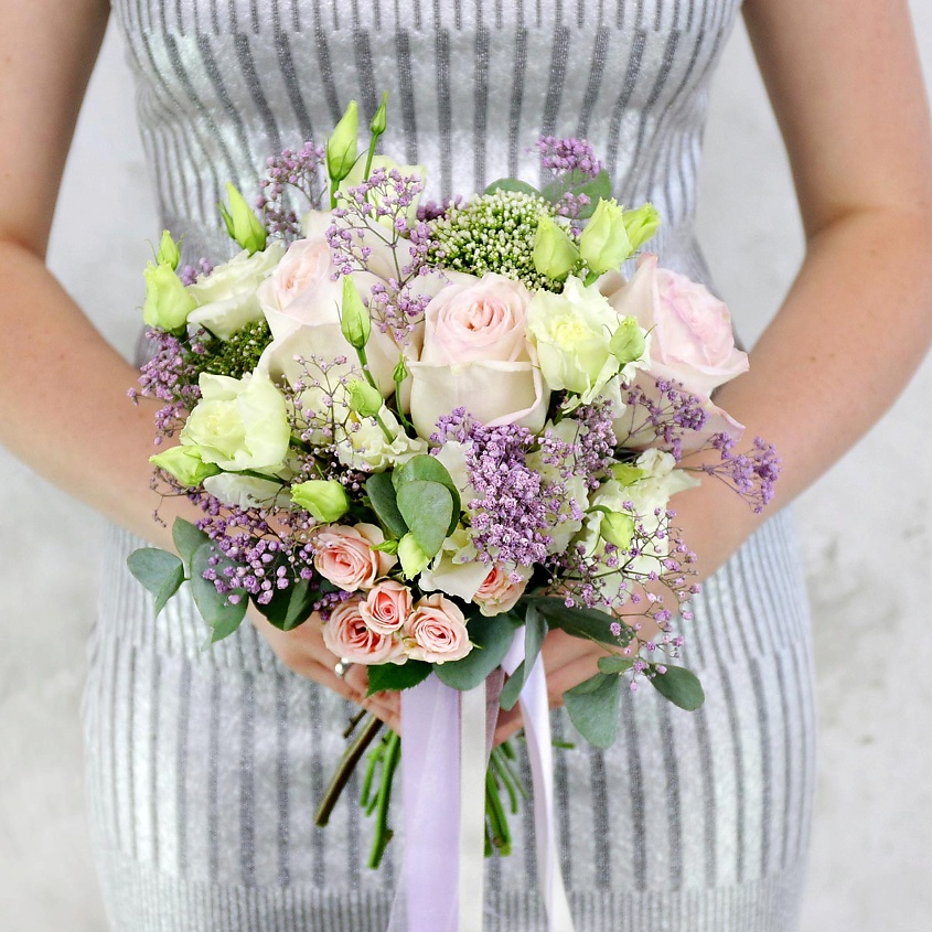 Изображение товара БУКЕТ МАРКЕТ ДАРИТЕ С УДОВОЛЬСТВИЕМ Букет из роз, лизиантусов и гипсофил, 1 шт.