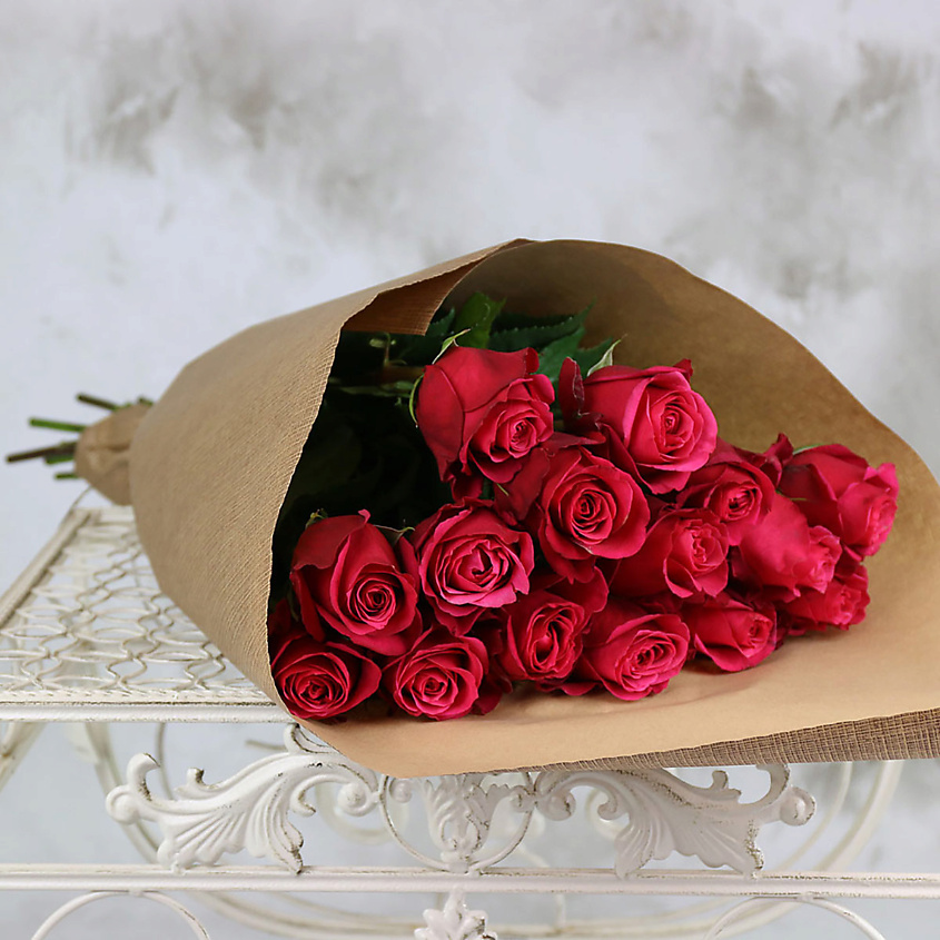Изображение товара Букет из 15 малиновых роз 60 см в крафте или аквабоксе