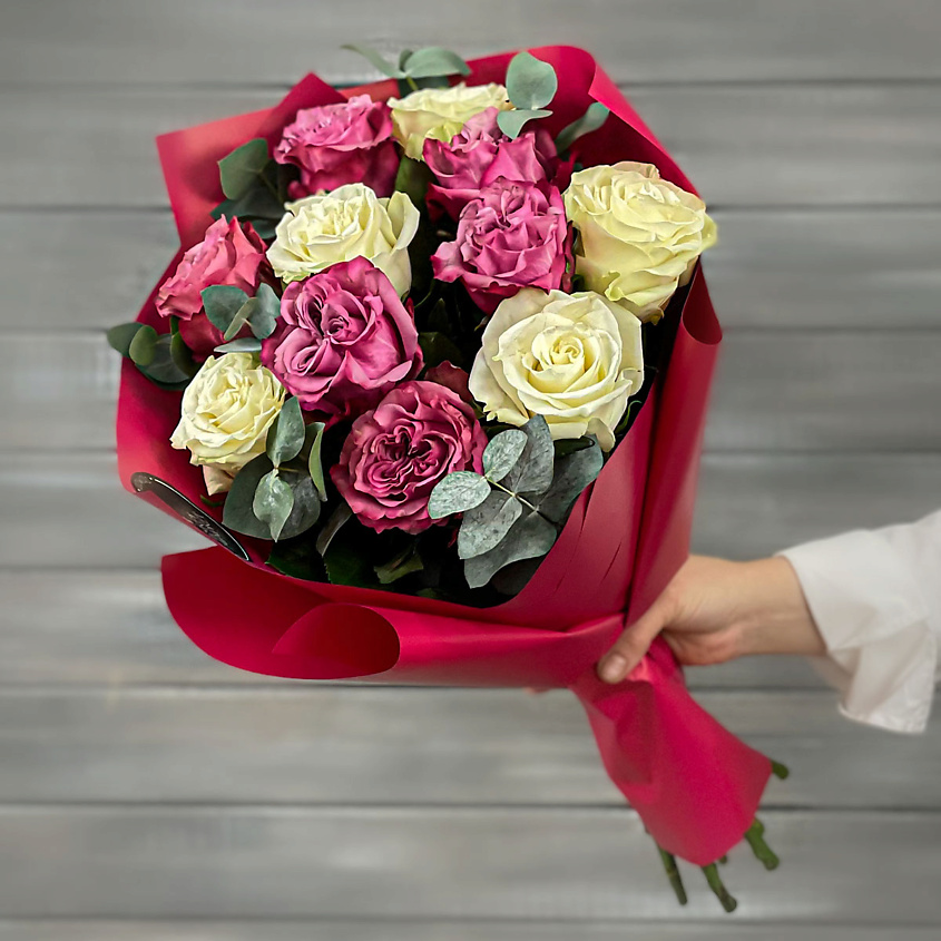 Изображение товара Букет из 11 роз с листьями эвкалипта - Букет Маркет