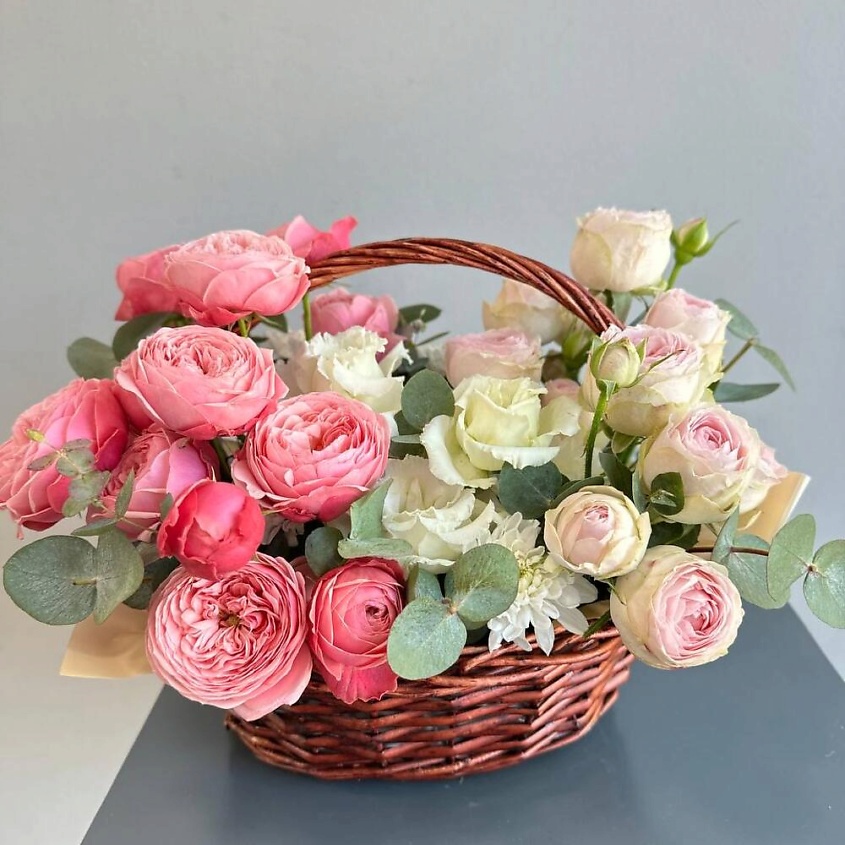 Изображение товара Корзина из плетеной лозы с букетом пионовидных кустовых роз и цветами