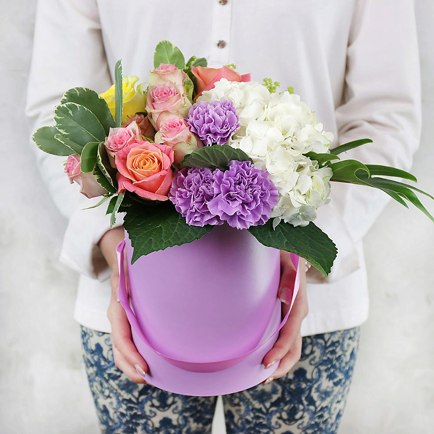 Изображение товара БУКЕТ МАРКЕТ ДАРИТЕ С УДОВОЛЬСТВИЕМ Композиция из гортензий, гвоздик и роз в шляпной коробке, 1 шт.