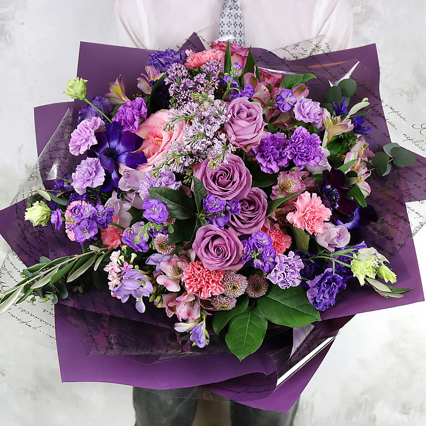 Изображение товара Букет из роз, анемонов и хризантем с эвкалиптом