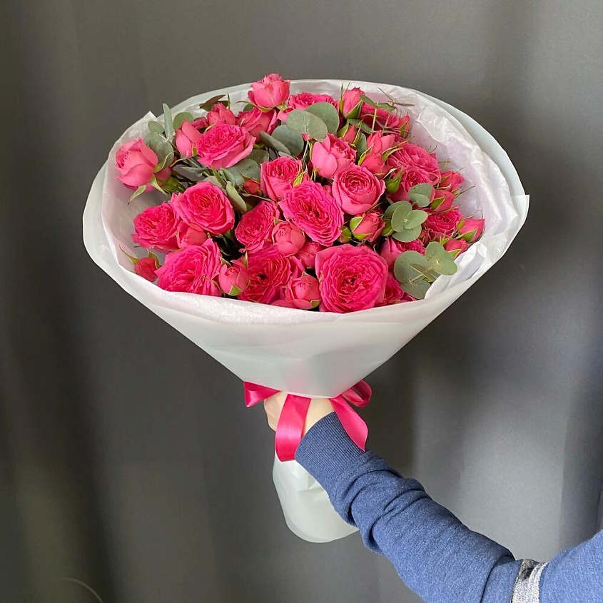 Изображение товара Пионовидные розы с эвкалиптом в дизайнерской упаковке от Chalet Green