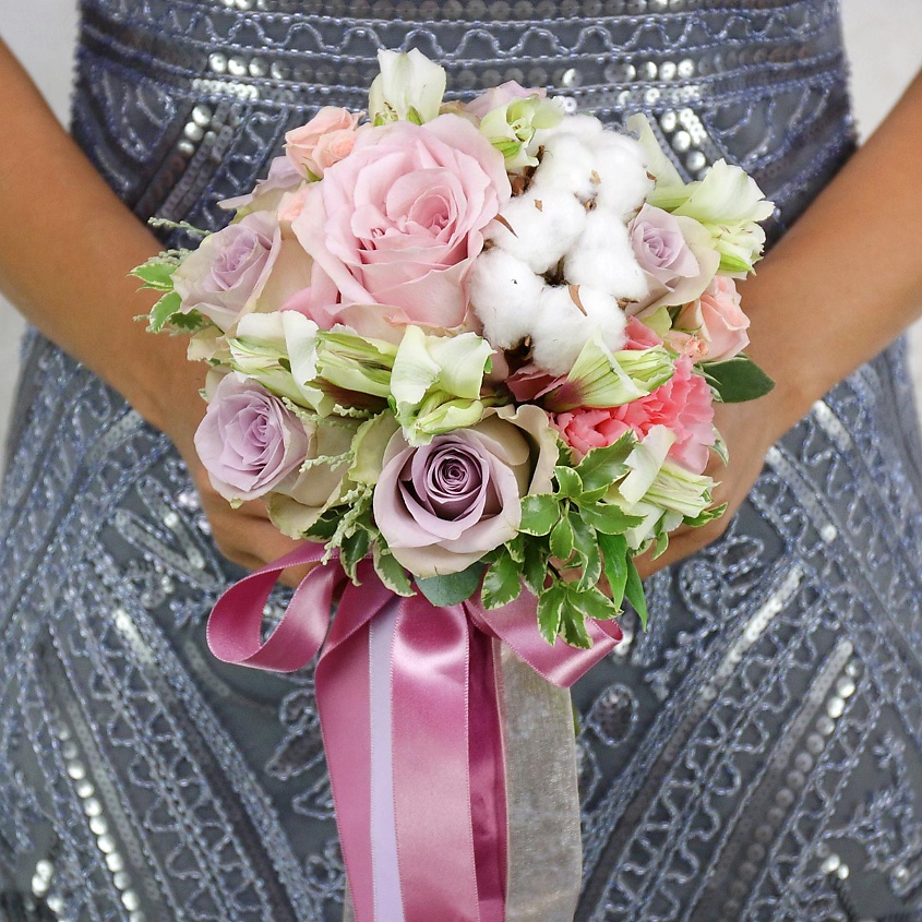 Изображение товара Букет из роз, хлопка и альстромерий с уходом и поддержанием свежести