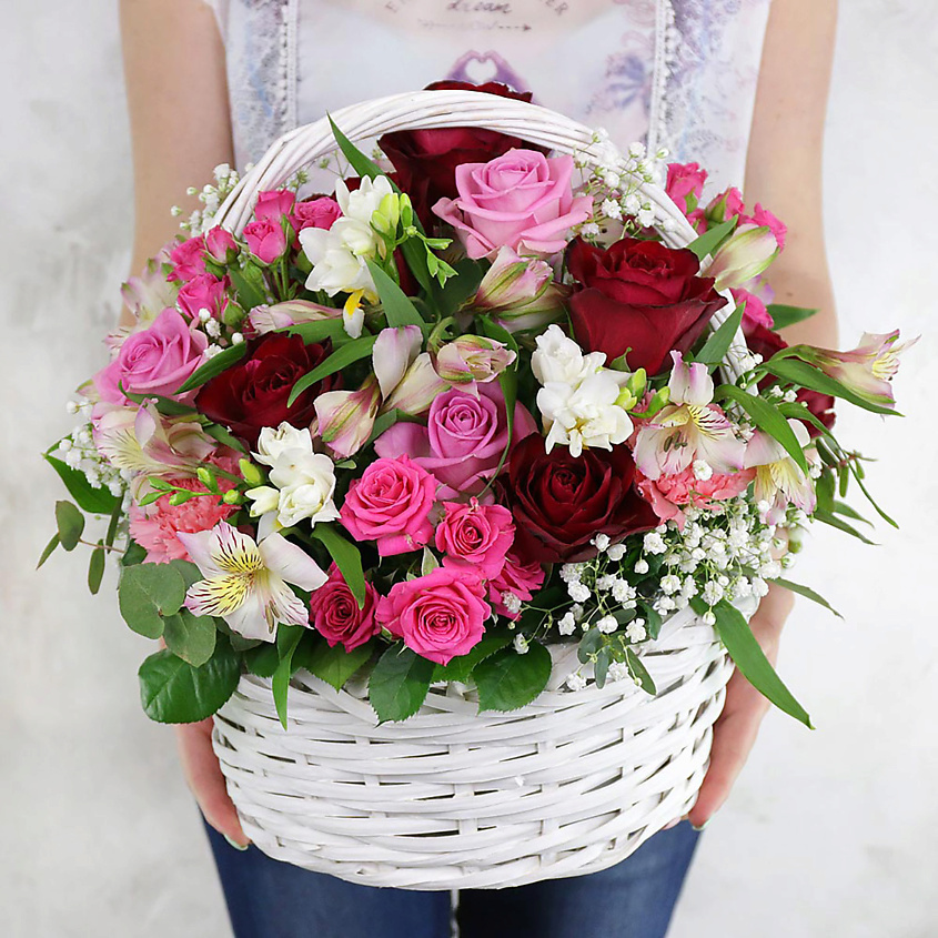 Изображение товара Композиця из роз альстромерий и фрезий в плетеной корзине большой букет
