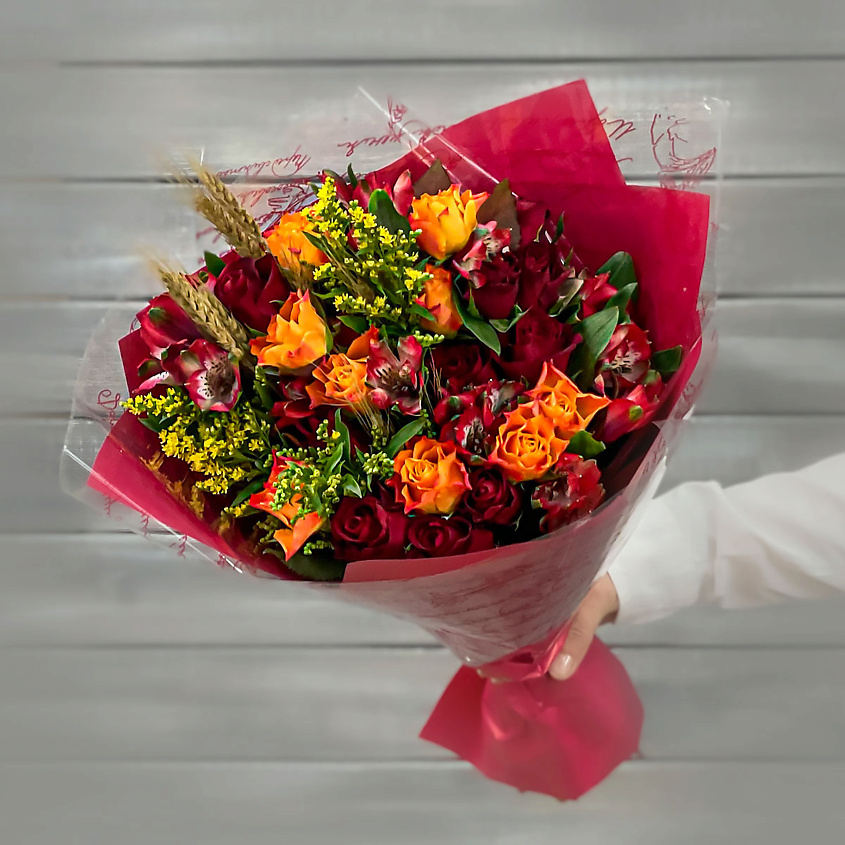 Изображение товара Букет из красных и оранжевых роз с солидаго и альстромериями