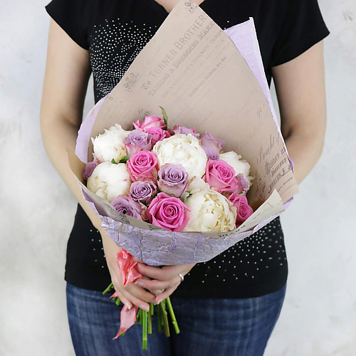 

БУКЕТ МАРКЕТ ДАРИТЕ С УДОВОЛЬСТВИЕМ Нежный букет из роз и пионов, Нежный букет из роз и пионов