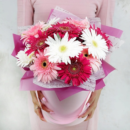 

БУКЕТ МАРКЕТ ДАРИТЕ С УДОВОЛЬСТВИЕМ Композиция из гербер в шляпной коробке, Композиция из гербер в шляпной коробке