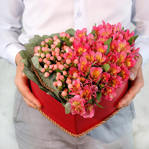 

БУКЕТ МАРКЕТ ДАРИТЕ С УДОВОЛЬСТВИЕМ Композиция из альстромерий и гиперикумов в сердце, Композиция из альстромерий и гиперикумов в сердце