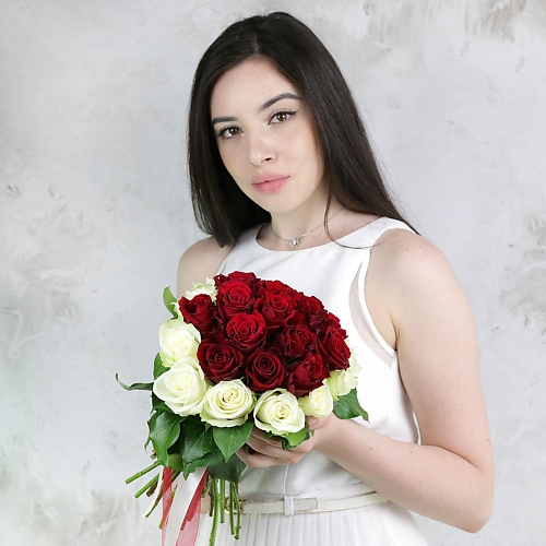 

БУКЕТ МАРКЕТ ДАРИТЕ С УДОВОЛЬСТВИЕМ Букет невесты из красных и белых роз, Букет невесты из красных и белых роз