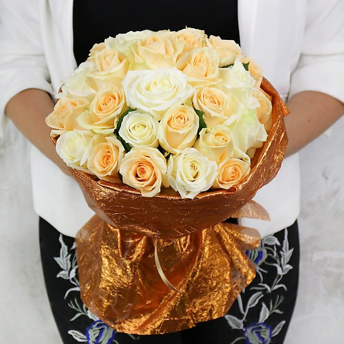 

БУКЕТ МАРКЕТ ДАРИТЕ С УДОВОЛЬСТВИЕМ Букет из 29 белых и кремовых роз Россия 60 см., Букет из 29 белых и кремовых роз Россия 60 см.