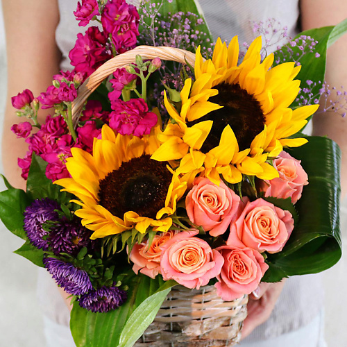 

БУКЕТ МАРКЕТ ДАРИТЕ С УДОВОЛЬСТВИЕМ Композиция из подсолнухов, маттиол и роз в плетеной корзине, Композиция из подсолнухов, маттиол и роз в плетеной корзине