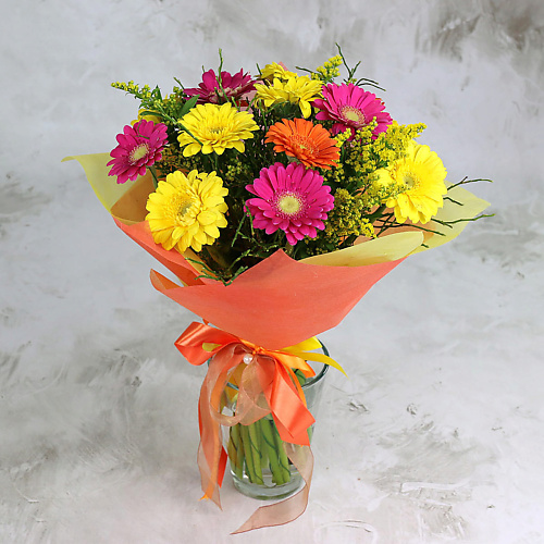 

БУКЕТ МАРКЕТ ДАРИТЕ С УДОВОЛЬСТВИЕМ Букет из разноцветных гербер и солидаго в упаковке, Букет из разноцветных гербер и солидаго в упаковке