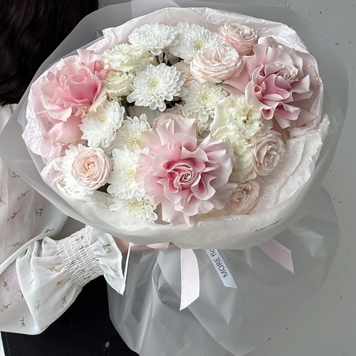 

CHALET GREEN Авторский букет с французскими розами, хризантемой и эустомой, Авторский букет с французскими розами, хризантемой и эустомой