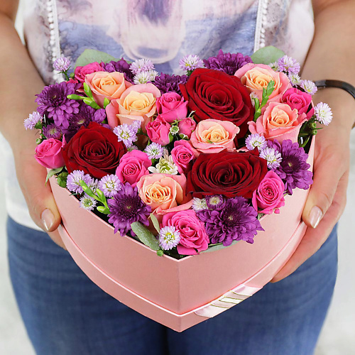 

БУКЕТ МАРКЕТ ДАРИТЕ С УДОВОЛЬСТВИЕМ Композиция из роз, хризантем и астр в сердце, Композиция из роз, хризантем и астр в сердце