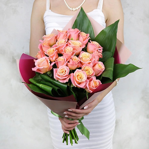 Букет живых цветов БУКЕТ МАРКЕТ ДАРИТЕ С УДОВОЛЬСТВИЕМ Букет из 21 коралловых роз и аспидистры
