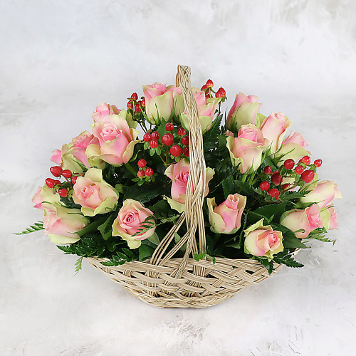 

БУКЕТ МАРКЕТ ДАРИТЕ С УДОВОЛЬСТВИЕМ Композиция из 25 зелено-розовых роз и гиперикума в корзине, Композиция из 25 зелено-розовых роз и гиперикума в корзине