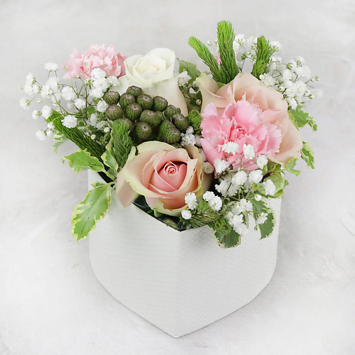 

БУКЕТ МАРКЕТ ДАРИТЕ С УДОВОЛЬСТВИЕМ Композиция из роз, гвоздики и брунии в коробочке, Композиция из роз, гвоздики и брунии в коробочке