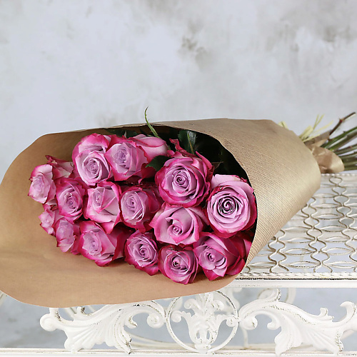 

БУКЕТ МАРКЕТ ДАРИТЕ С УДОВОЛЬСТВИЕМ 15 розово-сиреневых роз 60 см. в крафте, 15 розово-сиреневых роз 60 см. в крафте