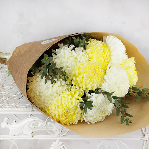 

БУКЕТ МАРКЕТ ДАРИТЕ С УДОВОЛЬСТВИЕМ Букет из 7 хризантем и эвкалипта в крафте, Букет из 7 хризантем и эвкалипта в крафте