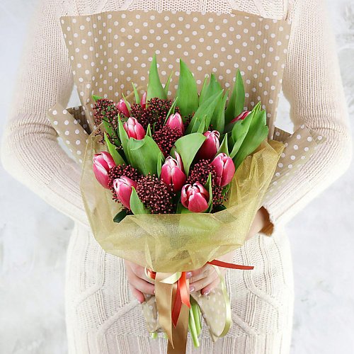 

БУКЕТ МАРКЕТ ДАРИТЕ С УДОВОЛЬСТВИЕМ Букет из 15 тюльпанов со скимией, Букет из 15 тюльпанов со скимией