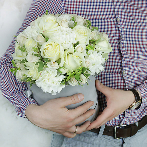 

БУКЕТ МАРКЕТ ДАРИТЕ С УДОВОЛЬСТВИЕМ Композиция из белых роз и гвоздик в шляпной коробке, Композиция из белых роз и гвоздик в шляпной коробке