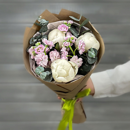 

БУКЕТ МАРКЕТ ДАРИТЕ С УДОВОЛЬСТВИЕМ Букет из белых пионов и розовых маттиол, Букет из белых пионов и розовых маттиол